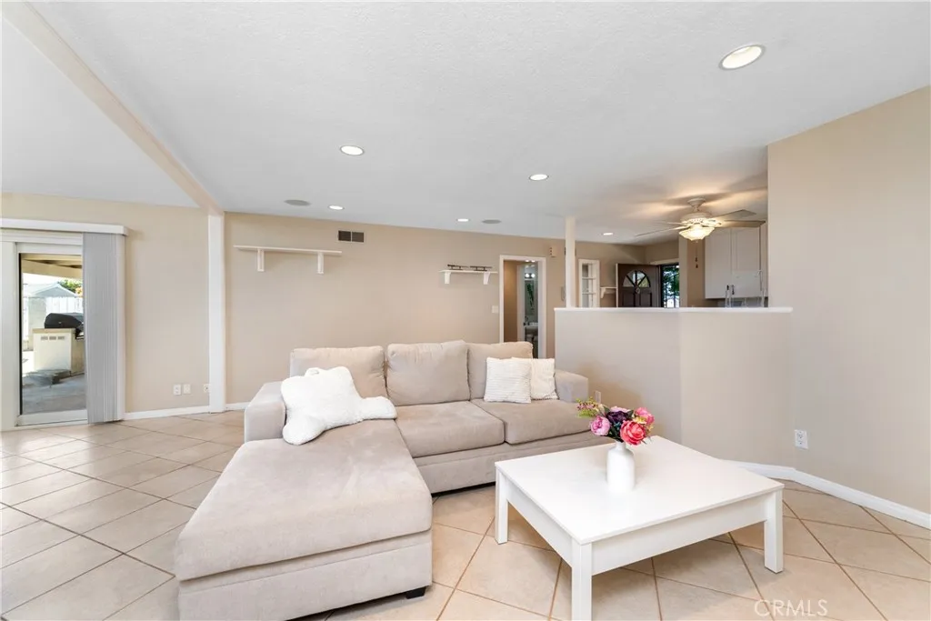 1524 Casarin Avenue, Simi Valley, California 93065 home-pic-16